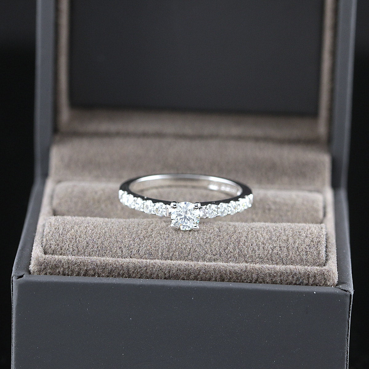 Timanttisormus 0,66 ct (SKU 1033)