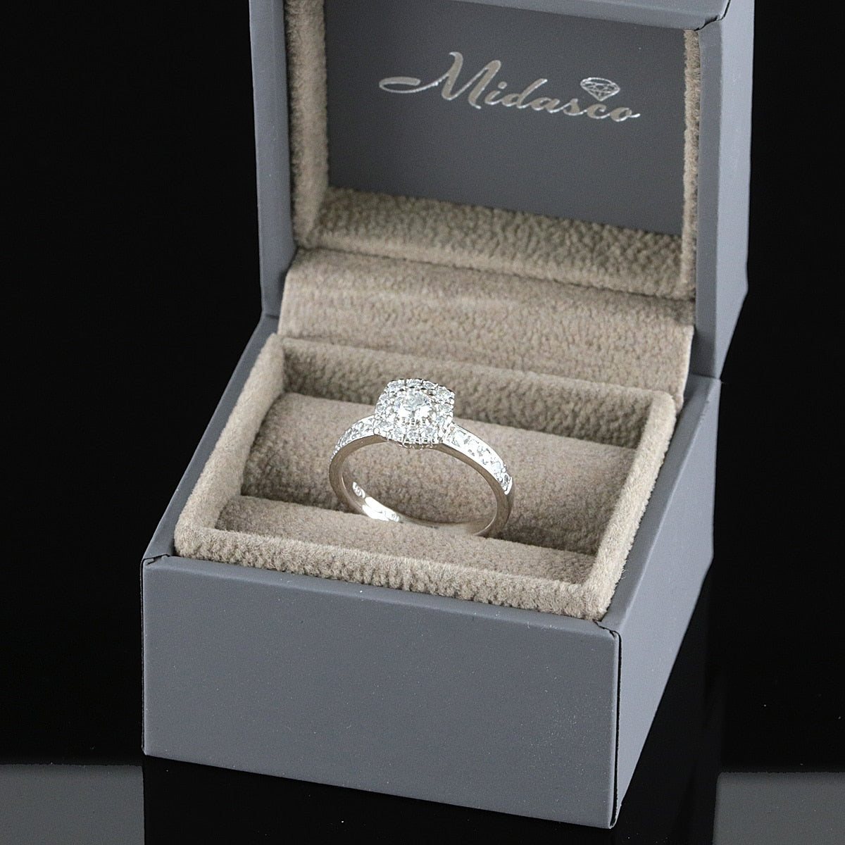 Kultasepät andreasen "Lumivuokko" timanttisormus 0,60ct (SKU 1131)