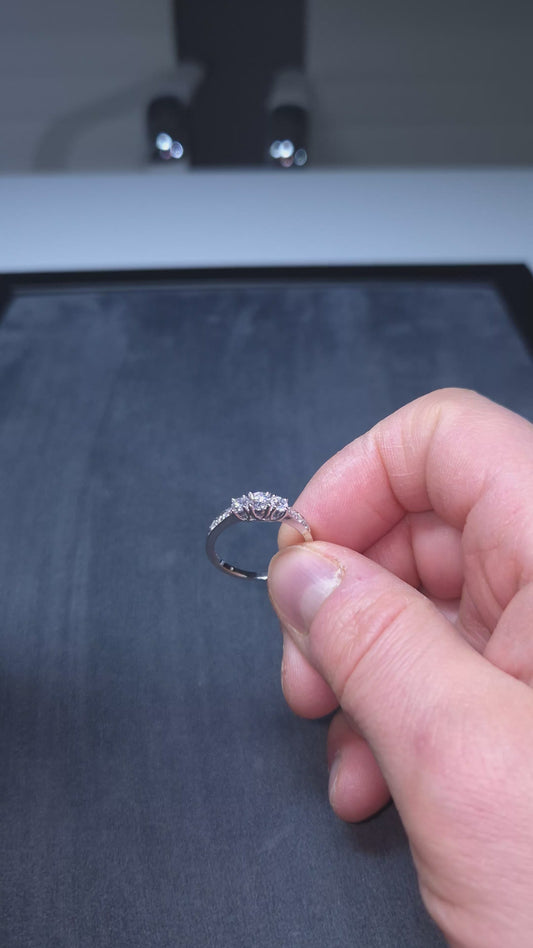 Timanttisormus 0,72 ct (SKU 1062) sisältyy koon muutos 17,0mm+ rodinointi